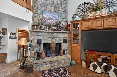 Living - 3284 Old Hwy 20 E, Pryor, OK 74361 photo 3 of 3
