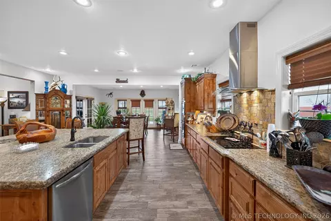 Kitchen - 3284 Old Hwy 20 E, Pryor, OK 74361 photo 3 of 7