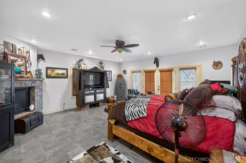 Bedroom - 3284 Old Hwy 20 E, Pryor, OK 74361 photo 1 of 6