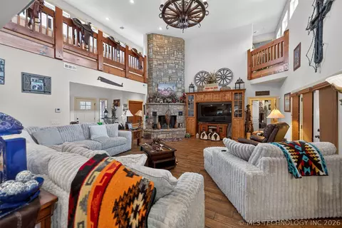 Living - 3284 Old Hwy 20 E, Pryor, OK 74361 photo 2 of 3