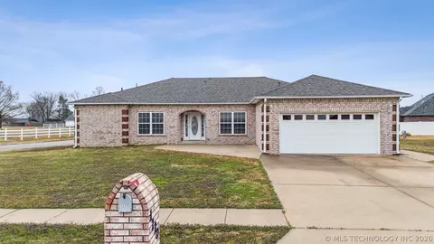 1220 SE 14th St, Pryor, OK 74361