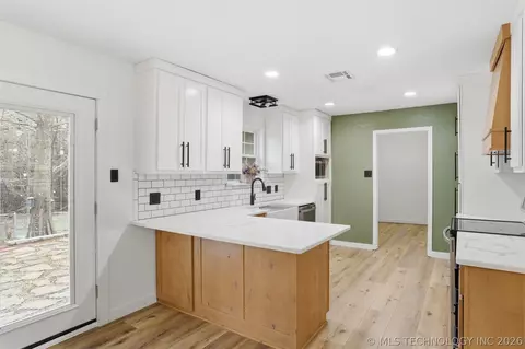 Kitchen - 559 E 4th St, Durant, OK 74701 photo 1 of 3