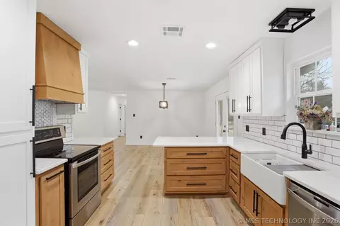 Kitchen - 559 E 4th St, Durant, OK 74701 photo 3 of 3