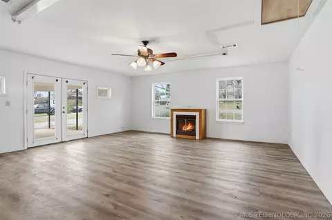 Living - 559 E 4th St, Durant, OK 74701 photo 1 of 5