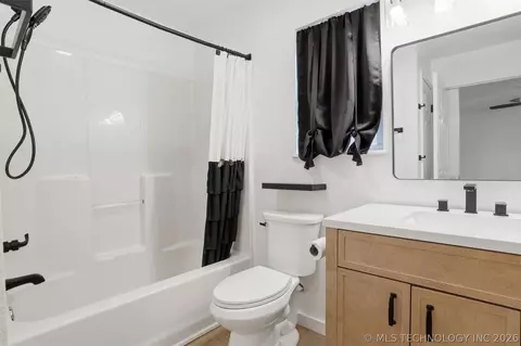 Bath - 559 E 4th St, Durant, OK 74701 photo 1 of 3