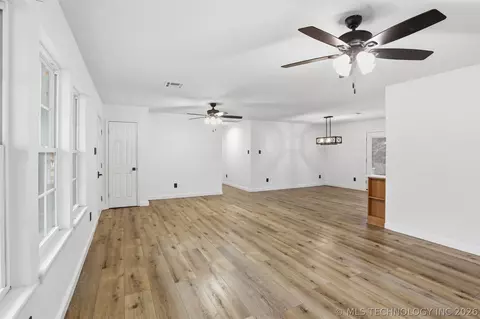 Living - 559 E 4th St, Durant, OK 74701 photo 4 of 5