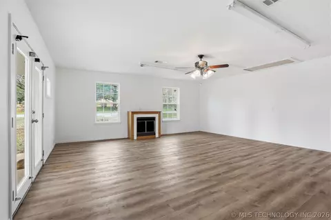 Living - 559 E 4th St, Durant, OK 74701 photo 2 of 5