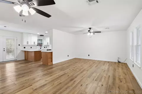 Living - 559 E 4th St, Durant, OK 74701 photo 3 of 5