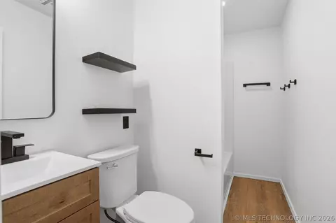 Bath - 559 E 4th St, Durant, OK 74701 photo 3 of 3