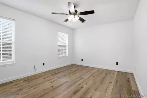 Bedroom - 559 E 4th St, Durant, OK 74701 photo 2 of 2