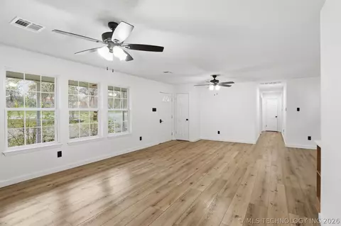 Living - 559 E 4th St, Durant, OK 74701 photo 5 of 5