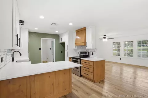 Kitchen - 559 E 4th St, Durant, OK 74701 photo 2 of 3