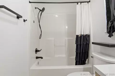 Bath - 559 E 4th St, Durant, OK 74701 photo 2 of 3