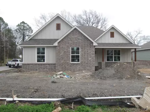 805 S Wood St, Pryor, OK 74361
