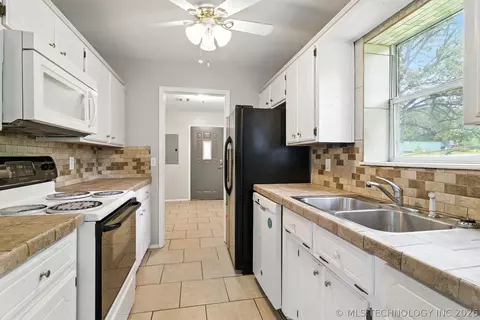 Kitchen - 305 W E, Milburn, OK 73450 photo 2 of 2