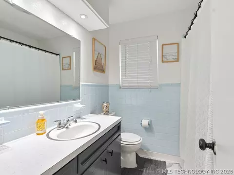 Bath - 2731 E 7th St, Ada, OK 74820 photo 3 of 7