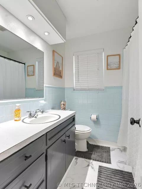 Bath - 2731 E 7th St, Ada, OK 74820 photo 2 of 7