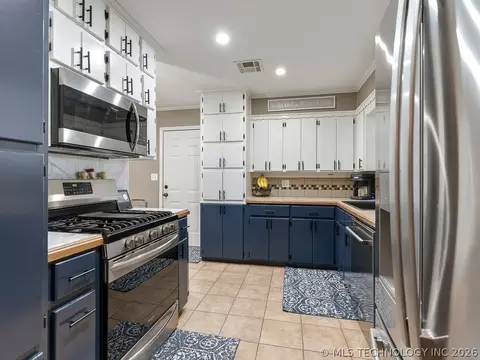 Kitchen - 2731 E 7th St, Ada, OK 74820 photo 2 of 5