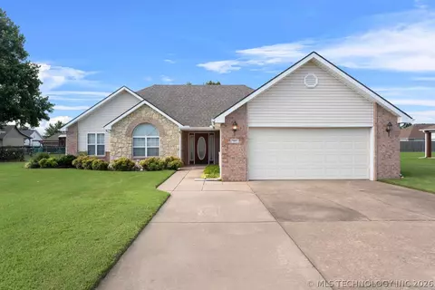 707 E 10th St, Grove, OK 74344