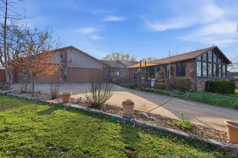 1504 Carey Dr, Grove, OK 74344