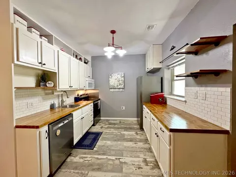 Kitchen - 20005 Hwy 80, Hulbert, OK 74441 photo 1 of 3