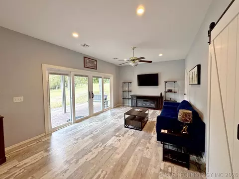 Living - 20005 Hwy 80, Hulbert, OK 74441 photo 2 of 5