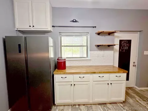 Kitchen - 20005 Hwy 80, Hulbert, OK 74441 photo 3 of 3
