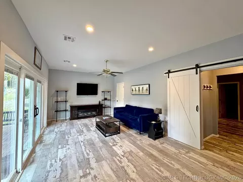 Living - 20005 Hwy 80, Hulbert, OK 74441 photo 3 of 5