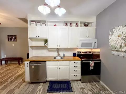 Kitchen - 20005 Hwy 80, Hulbert, OK 74441 photo 2 of 3