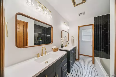 Bath - 5855 E 46th Pl, Tulsa, OK 74135 photo 3 of 9