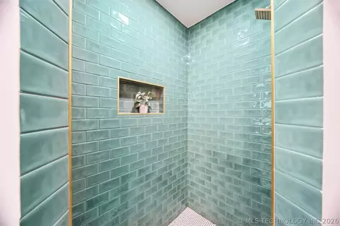 Bath - 5855 E 46th Pl, Tulsa, OK 74135 photo 8 of 9