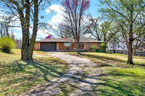 3939 Lakeview Dr, Bartlesville, OK 74006