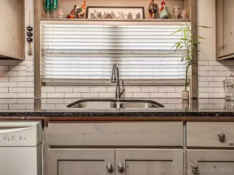 Kitchen - 32033 E 695 Way, Wagoner, OK 74467 photo 5 of 6