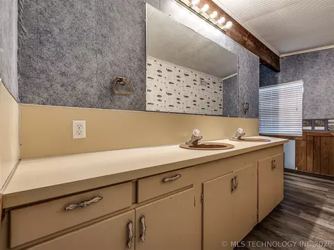 Bath - 32033 E 695 Way, Wagoner, OK 74467 photo 5 of 7