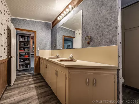Bath - 32033 E 695 Way, Wagoner, OK 74467 photo 6 of 7