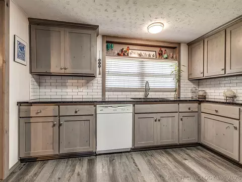 Kitchen - 32033 E 695 Way, Wagoner, OK 74467 photo 2 of 6