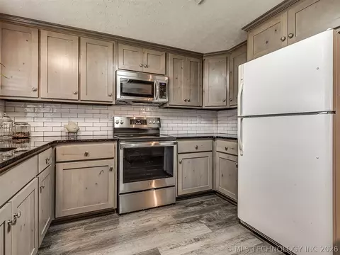 Kitchen - 32033 E 695 Way, Wagoner, OK 74467 photo 3 of 6