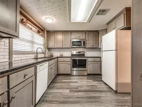 Kitchen - 32033 E 695 Way, Wagoner, OK 74467 photo 1 of 6