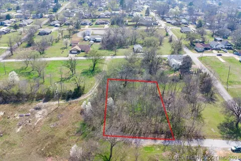 608 E 9th Ave, Bristow, OK 74010