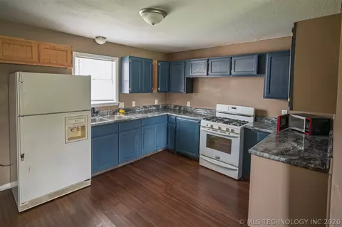 Kitchen - 511 E 6th St, Hulbert, OK 74441 photo 1 of 1