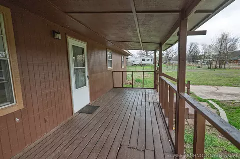 Exterior - 511 E 6th St, Hulbert, OK 74441 photo 2 of 3