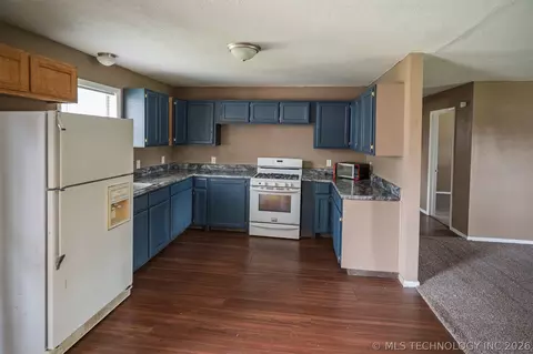 Kitchen - 511 E 6th St, Hulbert, OK 74441 photo 1 of 2