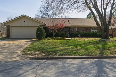543 Meadowood Dr, Broken Arrow, OK 74011