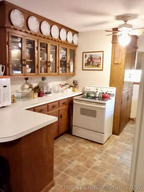 Kitchen - 264 SE Main St, Eufaula, OK 74432 photo 1 of 2