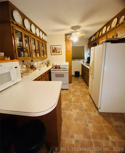 Kitchen - 264 SE Main St, Eufaula, OK 74432 photo 2 of 2