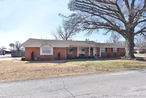 104 E 11th St, Hominy, OK 74035