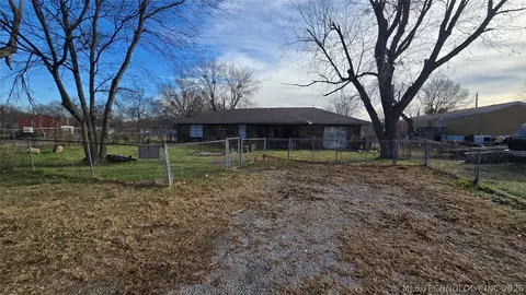 303 Chickasaw St, Savanna, OK 74565