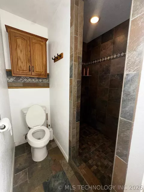 Bath - 264 Delaware Ave, Eucha, OK 74342 photo 3 of 4