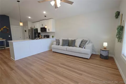 Living - 626 S Chickasaw Ave, Haskell, OK 74436 photo 1 of 1