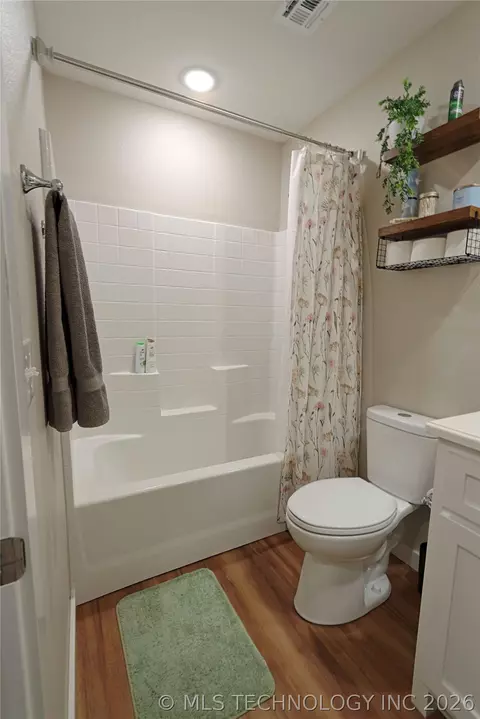 Bath - 626 S Chickasaw Ave, Haskell, OK 74436 photo 2 of 2